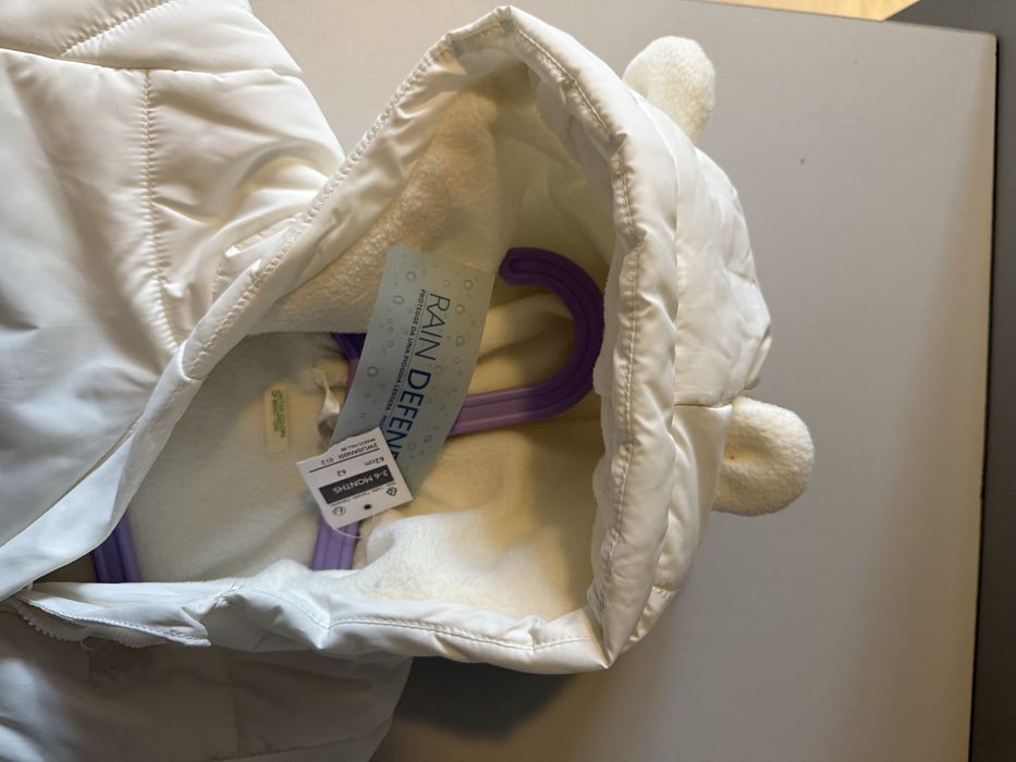 Бебешко бяло яке benetton