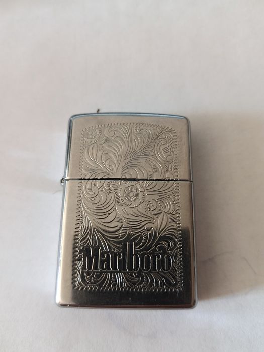 Продам зажигалку Zippo