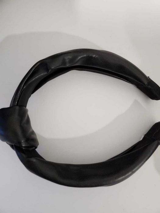 Rochie stil WEDNESDAY piele eco, volane + bentiță piele eco+ perucă