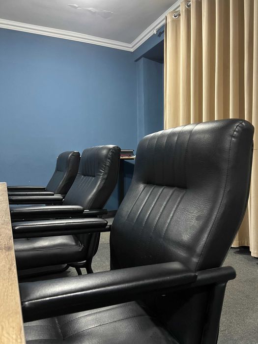 Ofis uchun sifatli stol va 6 ta qulay charm kreslolar sotiladi!