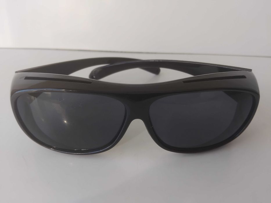 Слънчеви тъмни очила