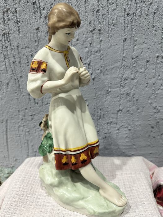 Продам фарфоровую статуэтку