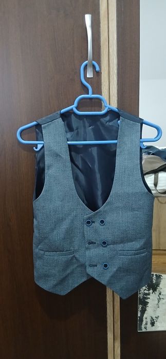 Vând costum pentru copii 10 ani