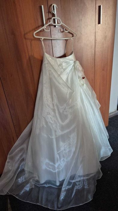 Rochie mireasă prințesă cu jupon/crinolină – stare foarte bună