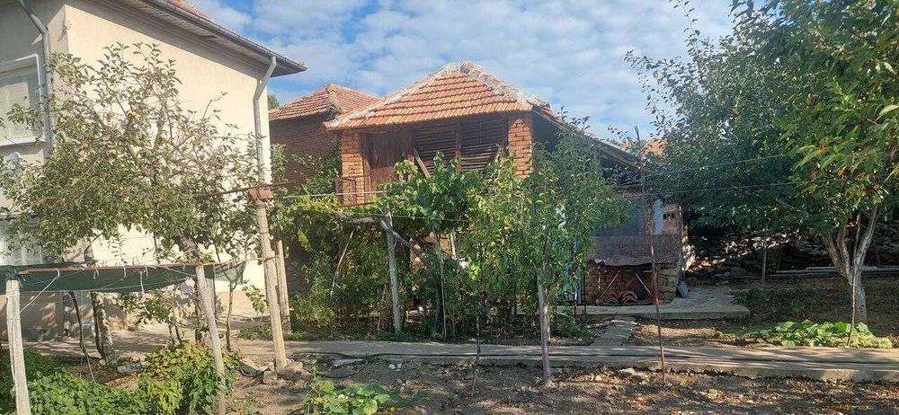 Продавам  двуетажна къща с двор в с. Горна Бешовица.