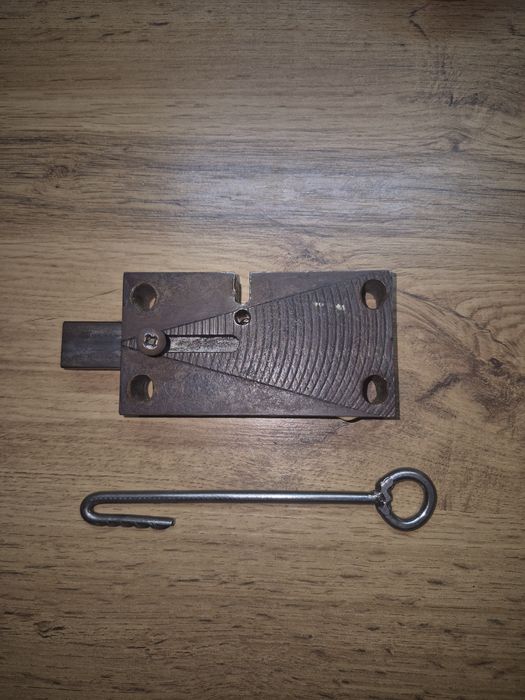 Продам замок за 3000тг