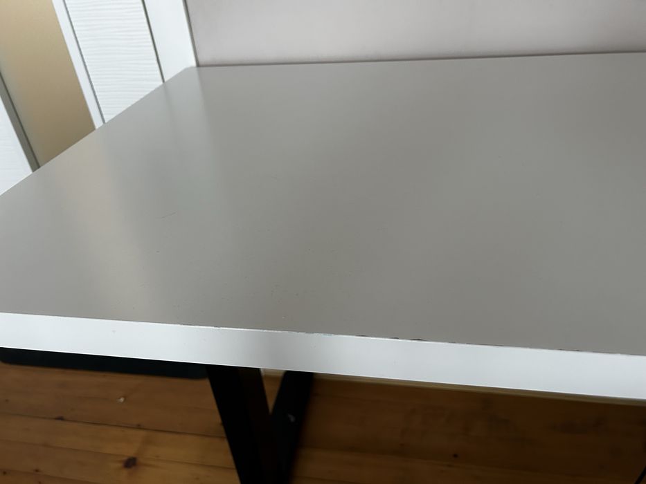 Бюро с регулируема височина