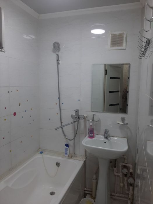 Срочна 4 хонали уй сотилади. Бозорда