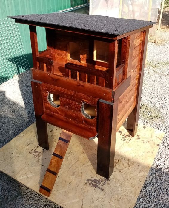 Домик с верандой для кошек.