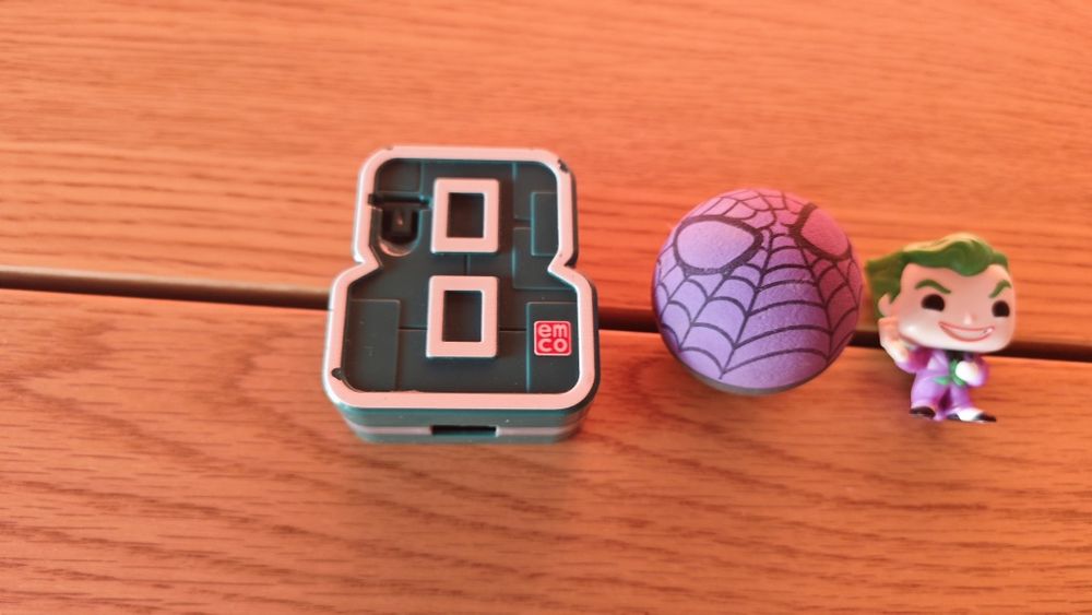 Кораб осмица,топче на спайдермен,и фъко поп фигурка