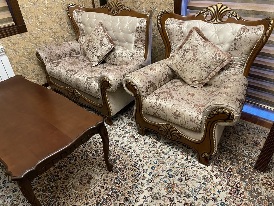 Классический мебельный гарнитур: 4 дивана и стол