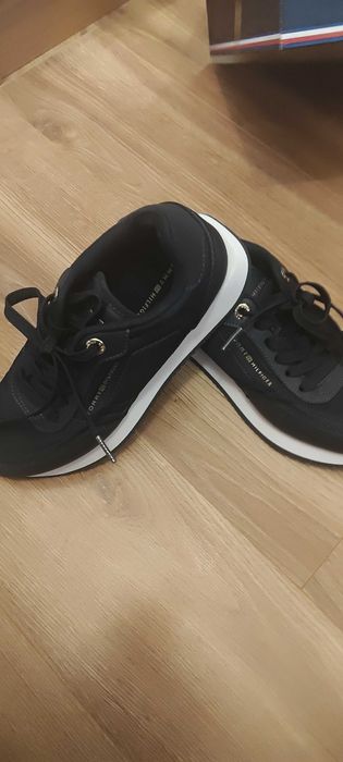 Adidași toni Hilfiger