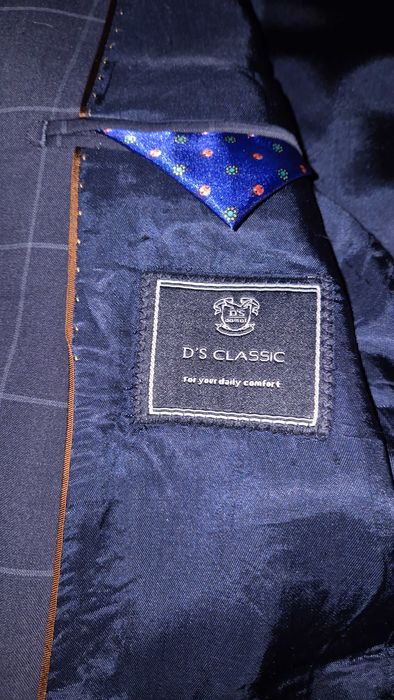 Tinuta completa. Costum DS Damat, tricou elegant Massimo Dutti, pantofi adolescenti