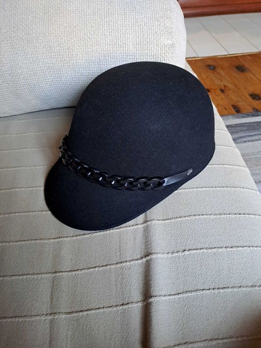 Продавам нова филцова шапка с козирка