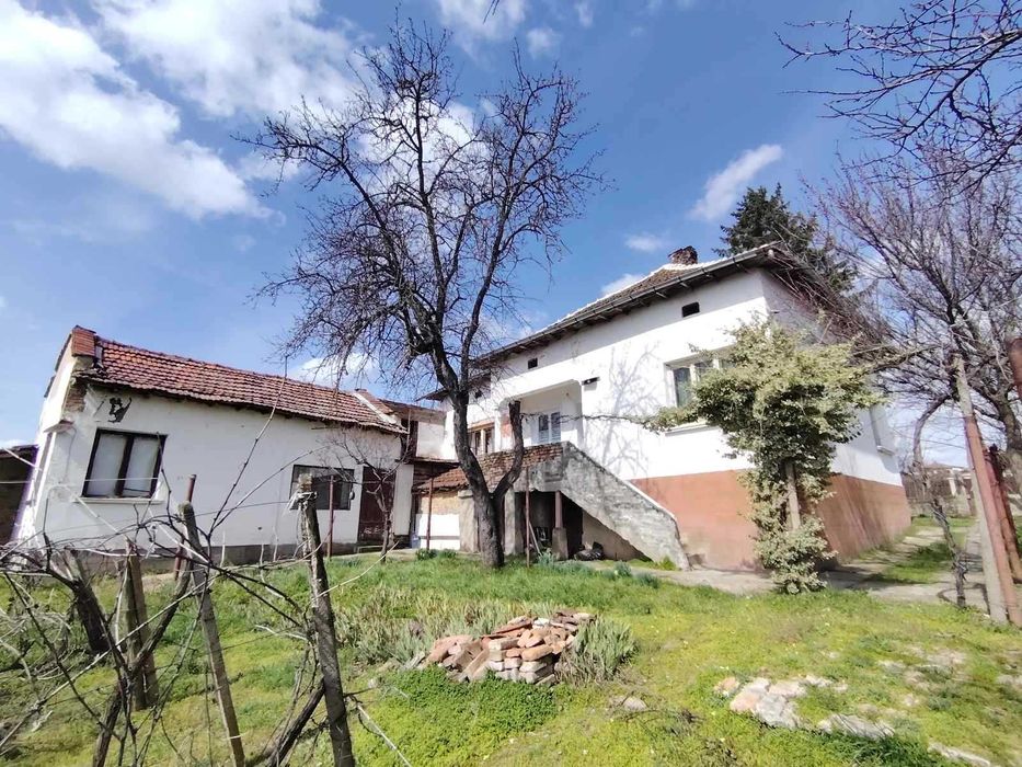 Къща с голям двор в Козлодуй!