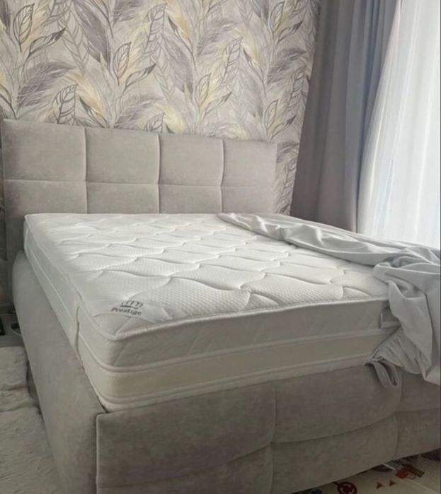 Двуспальная кровать с матрасом