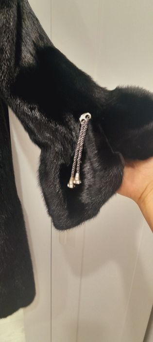 Шуба размер 48-50,черный бриллиант