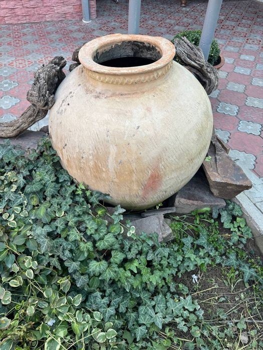Qadimiy xum sotiladi. 3 asrlik xum