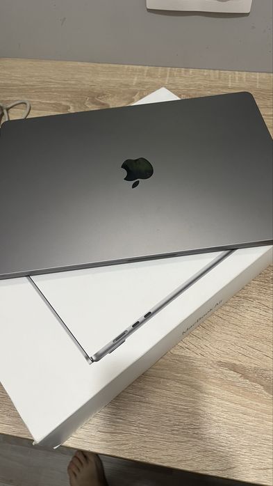 Продам Macbook Air 15