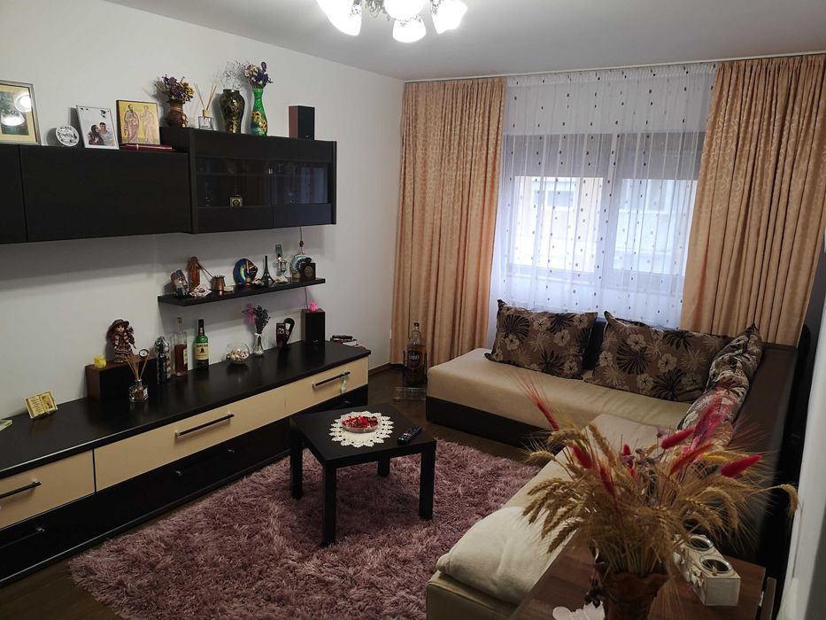 Inchiriez apartament decomandat 2 camere Micro 17