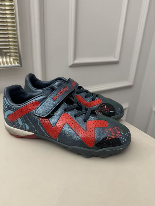 Кроссовки футбольные