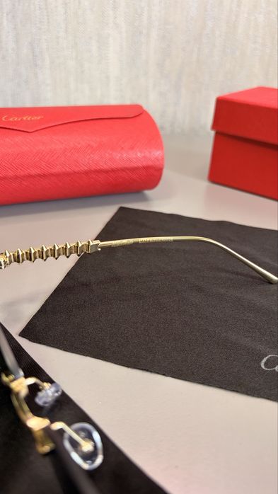 Clash de Cartier тип “cat-eye”
