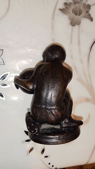 Статуэтка мальчик надувающий мяч. Каслинское литьё