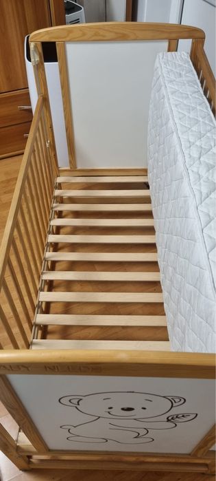 Pătuț Timmi din lemn masiv de pin și mdf cu saltea de cocos 120x60