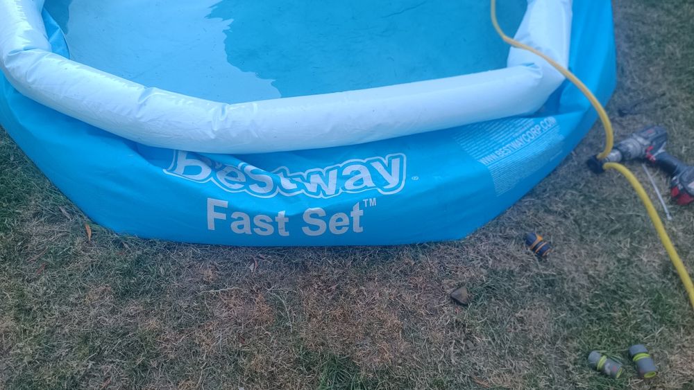 Dau  Gratis piscină  colacul alb scăpă aer