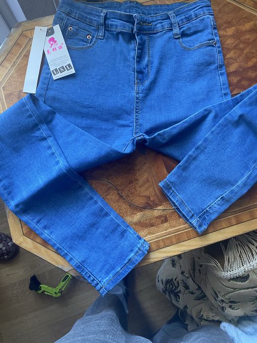 Продам 2 пары джинсы