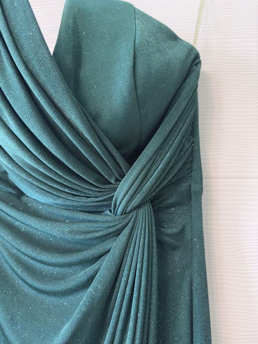 Официална рокля.