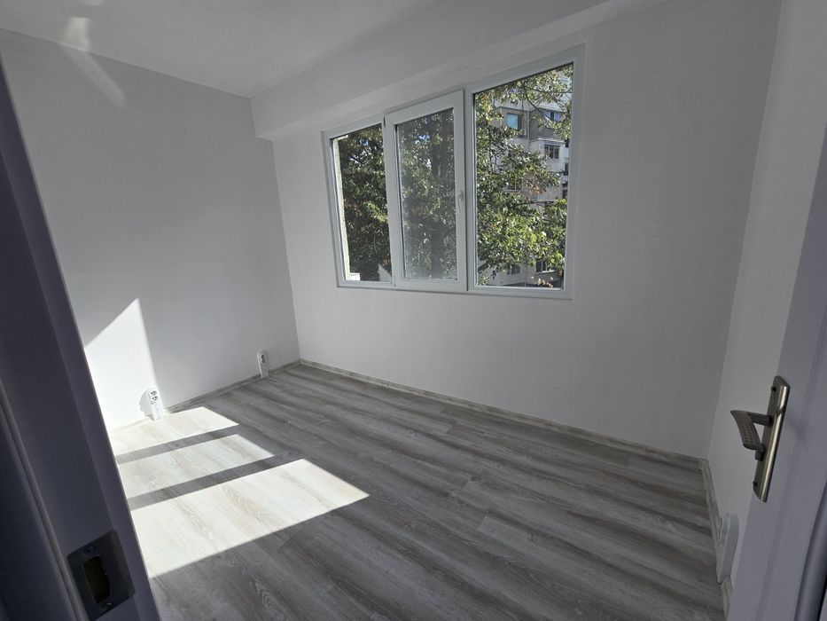 Продава се Двустаен апартамент в Шумен, Добруджански - 65 кв.м за 1766 €/кв.м - Снимка #2