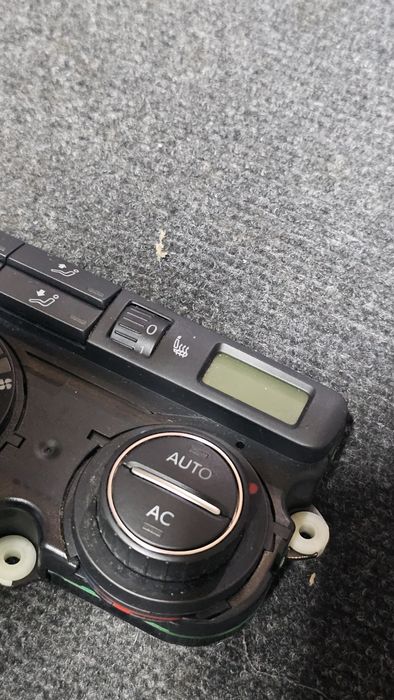 Panou climatronic Volkswagen Passat B6

Stare buna

Pret: 100lei