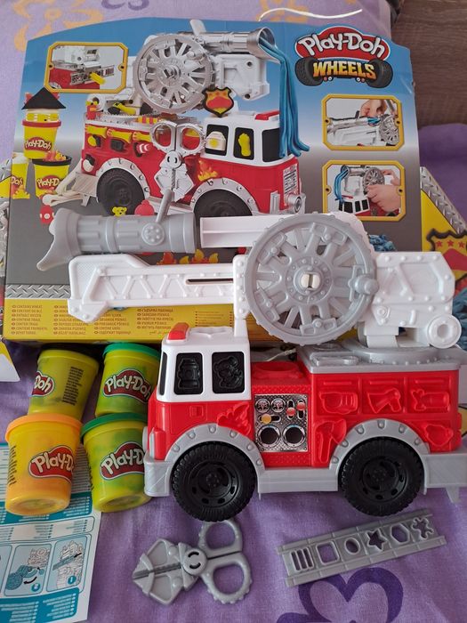 Play Doh  Пожарна станция и Пожарен камион.Обща цена 27 €