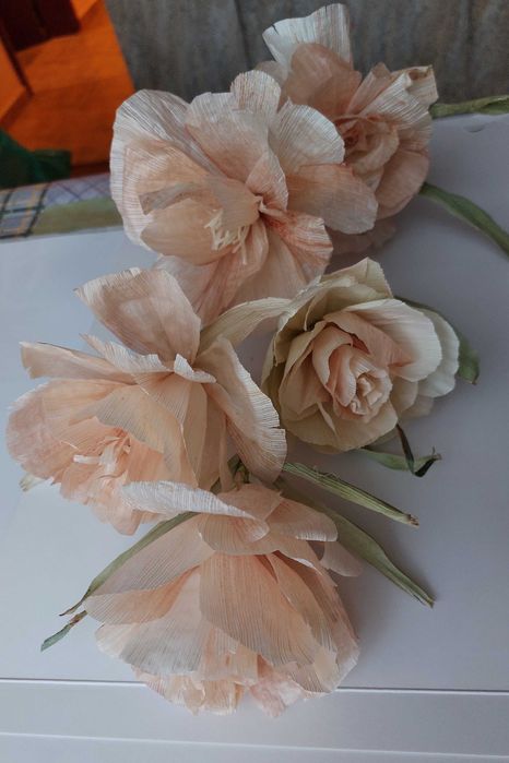 Ръчно изработени цветя за украса от естествени материали