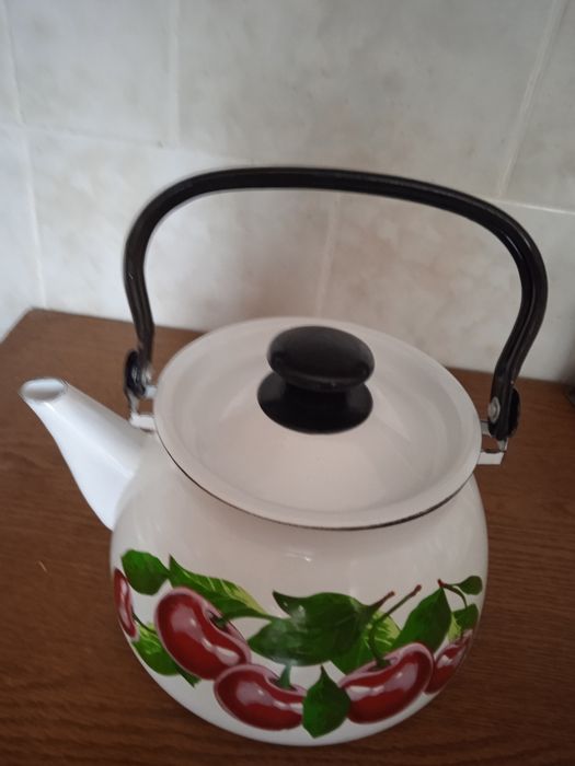 Продам чайники с рисунком новый 3л . и белый...