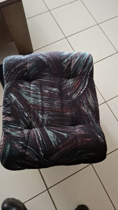 Ъглов диван, фотьойл и табуретка