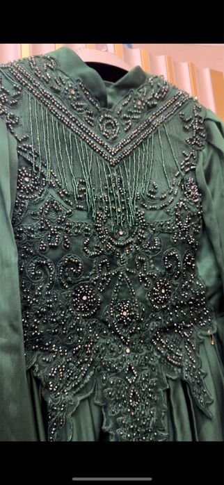 Шикарное изумрудное платье