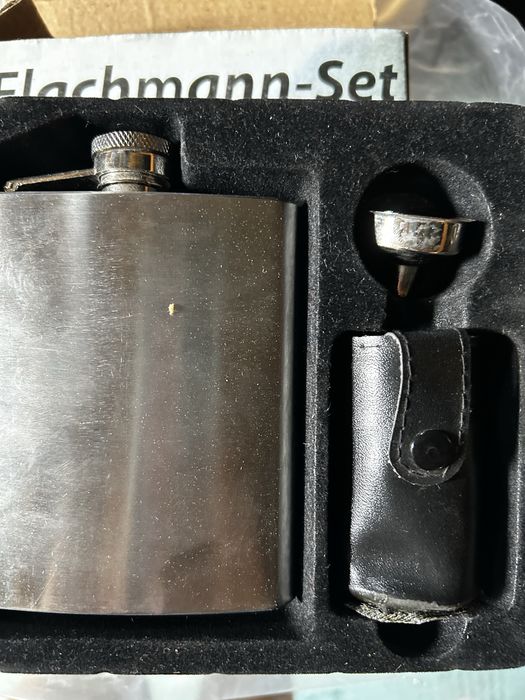 Комплект плоско шише за алкохол с чашки