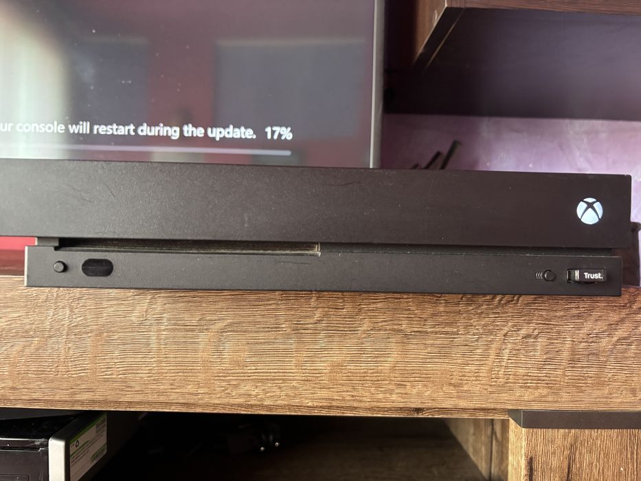 Xbox ONE X 1TB+ fifa подарък