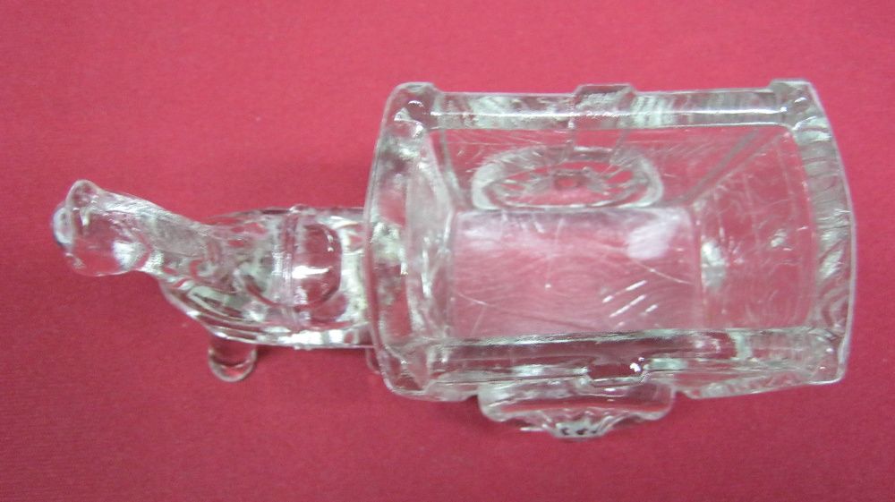 Sticla presata,veche.caruta cu cal.