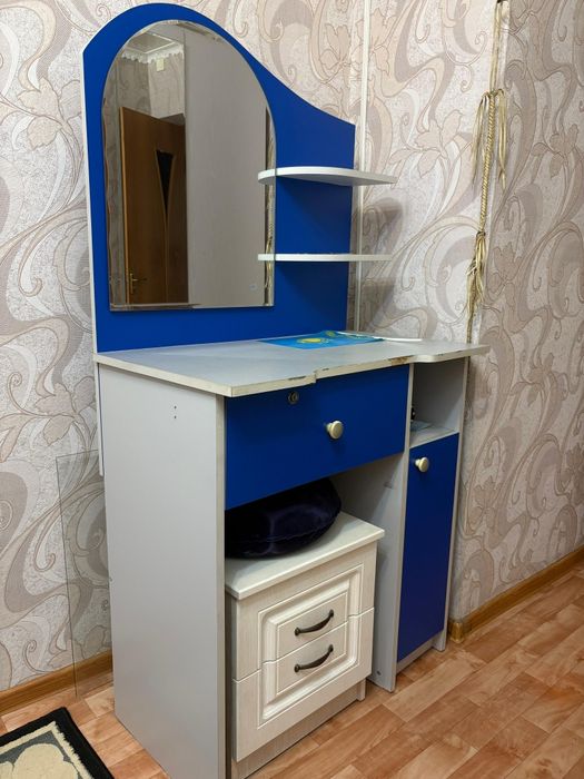 Продам косметический столик