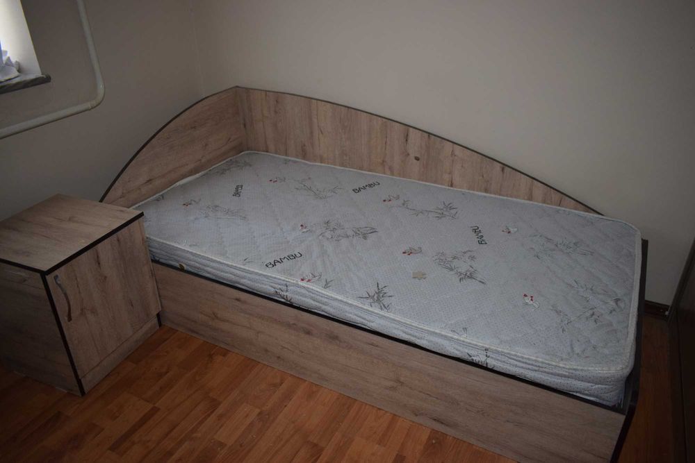 Продается шкаф-купе, тумба прикроватная, кровати