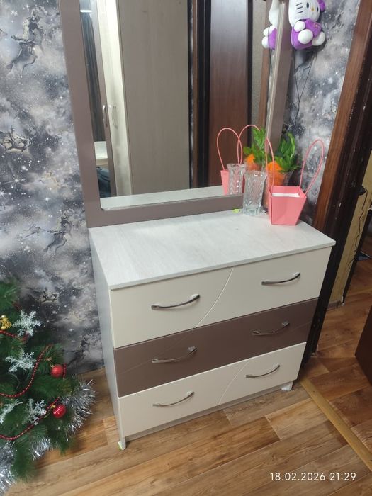 Кровать тумбочки комод с зеркалом гарнитур