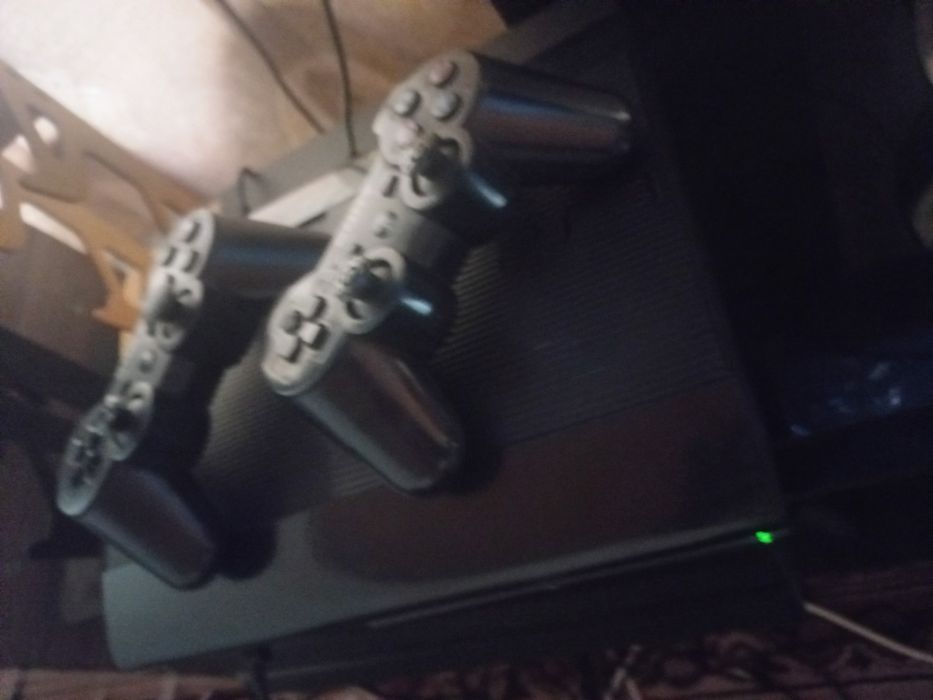 PS3 supper slim holati ideal 2 ta djoystik bor 40 o'yinlar yozilgan..