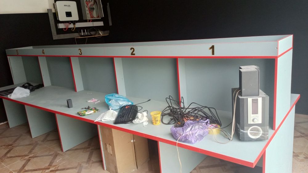 Kampyuter zali uchun mebel sotiladi