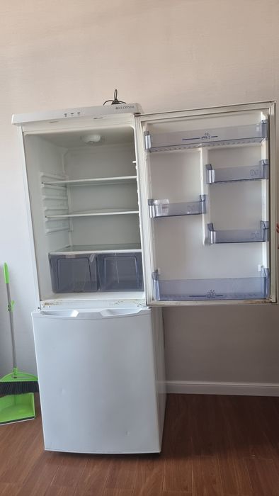 тоңазтқыш жұмыс істеп тұр