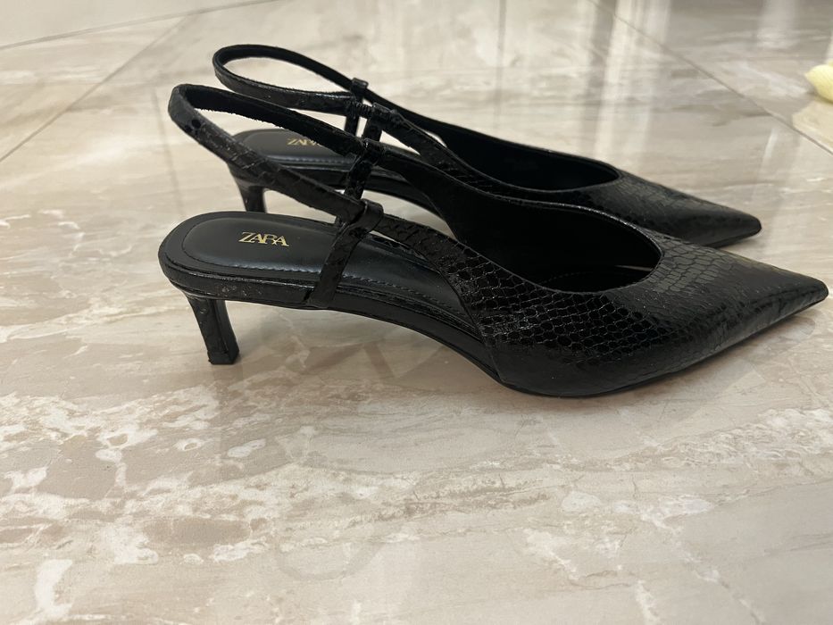 Босоножки на среднем каблуке