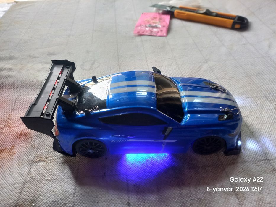 Sotiladi ikkta masofadan boshqariladigan mashina batarekalari bilan.