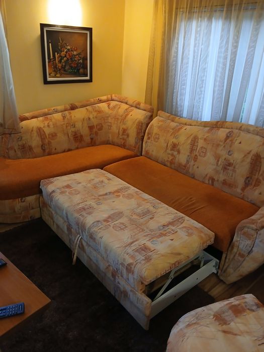 Ъглов разтегателен диван с повдигащ механизъм и ракла